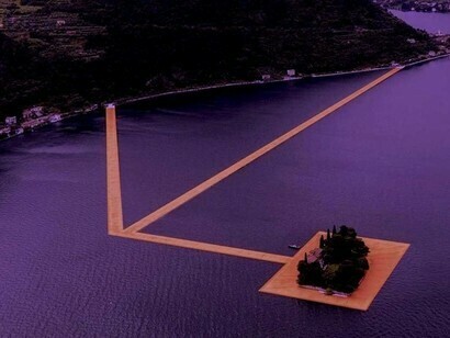 Con la sua ultima installazione in Italia, Christo invitava a "camminare sull'acqua"

