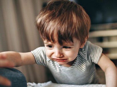 Los padres descuidan a sus hijas para centrar toda su atención en el hijo varón