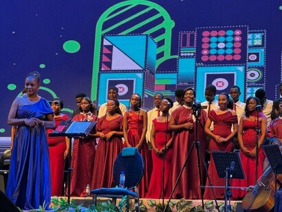 Entre luzes vibrantes e arranjos acústicos, o coro acompanha a fusão entre música popular e linguagem orquestral. O espetáculo procurou transformar repertórios conhecidos em experiência sinfónica ao vivo