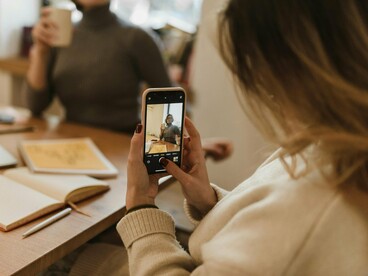 Em meio a cafés, conversas e produção de conteúdo, nasce uma comunicação mais próxima e humana. Gestão de redes sociais também é construir identidade no cotidiano