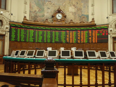 La Bolsa de Santiago cuenta con diversos mercados, los que en la actualidad transan más de 2.000 millones de dólares diarios en acciones, instrumentos de renta ... Bolsa de Comercio, Santiago, Chile