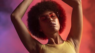 O período do tráfico transatlântico de pessoas, com a vinda dos povos negros escravizados da África para o Brasil, foi um período muito horrendo da nossa história e que ecoa até hoje na nossa vida. Mas essa população, que foi retirada à força de suas origens, contribuiu muito para a formação cultural brasileira de um modo geral. Na música não seria diferente