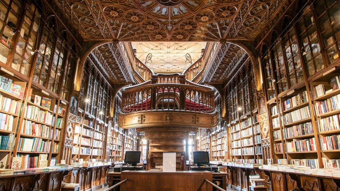 Livraria Lello & Irmão em Porto, Portugal. Entre as estantes, que abrigam os saberes e o silêncio espacial, ocorre uma cerimónia sagrada. Este ambiente convida o visitante a um diálogo pessoal com o conhecimento e estimula as associações cerebrais e esta cerimónia sagrada, facilita a absorção de um vasto oceano de informações