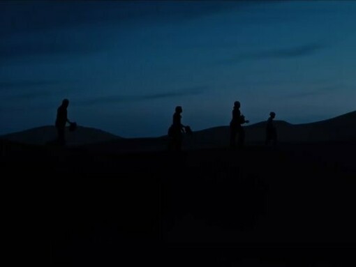 Fermo immagine dal trailer di "Io capitano", scena ripresa presso Merzouga, Marocco