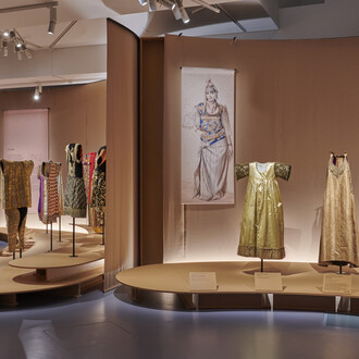 Golden thread. The art of dressing from north Africa to the far east, exhibition view. Courtesy of Musée du Quai Branly 