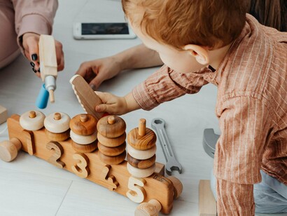 Criança brinca com brinquedo educativo. Os tipos de questões feitas por crianças variam bastante conforme a faixa etária. Quando muito pequenas (2-4 anos de idade), elas tendem a perguntar mais sobre fatos (por que o céu é azul? O que é isso?) em busca de informações. Já quando maiores, elas preferem se envolver mais com questões explicativas, que requerem uma explanação mais conceitualizada sobre os fatos (como as borboletas “falam” umas com as outras?). Isso ocorre porque na medida em que crescem, as crianças aumentam suas habilidades em fazer perguntas