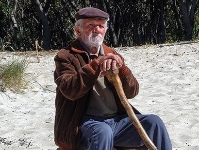 Nella foto una scena del film "La vita va così", un film di Riccardo Milani. Giuseppe Ignazio Loi è il pastore Efisio Mulas