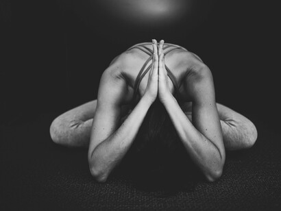 Na introspecção, descobrimos que as sombras, muitas vezes evitadas, são aliadas poderosas, revelando uma fonte valiosa de autoconhecimento e força interior