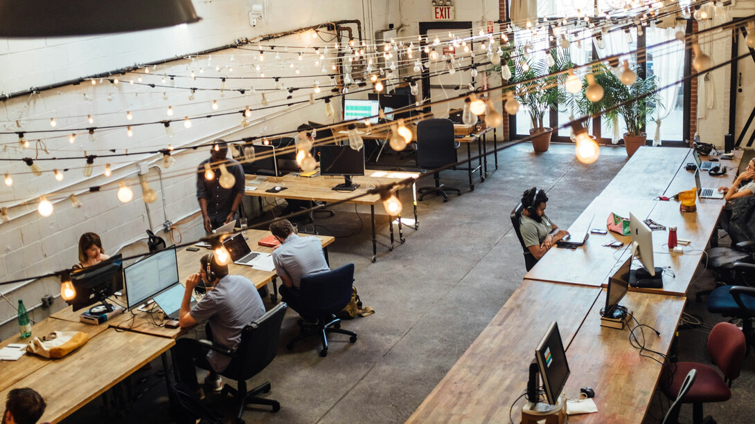 Sous une lumière douce et informelle, le coworking redessine les frontières du bureau traditionnel : un espace partagé où l’on travaille côte à côte, sans être seul