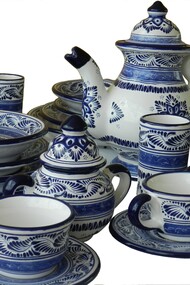 Vajilla para ocho comensales fabricada en Talavera de la Reina (Toledo)