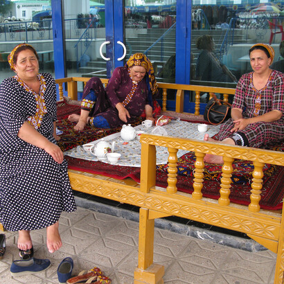 Luogo di ristoro all’esterno del Rusky Bazar, il mercato nel centro di Asgabad, gigantesco blocco che raduna l’animo informale della città