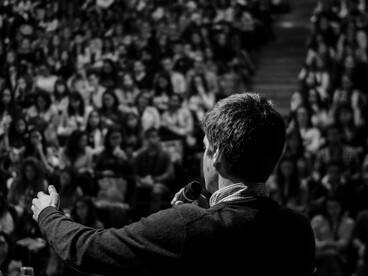 Se il populismo semplifica e polarizza la realtà attraverso slogan e provocazioni, il burocratese tende invece a nasconderla dietro formule tecniche ed eufemistiche