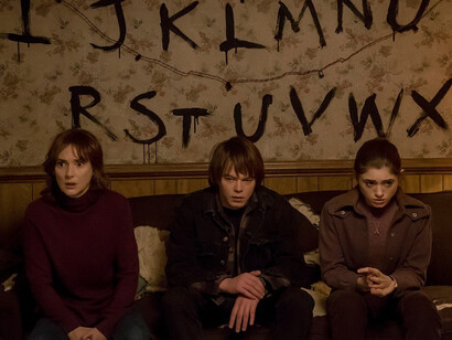 Fotograma de la serie «Stranger Things», con las actuaciones de Winona Ryder, Charlie Heaton y Natalia Dyer