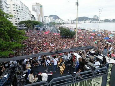 Manifestantes participam de um ato público no Rio de Janeiro com apresentações musicais e discursos em defesa da democracia. A mobilização reuniu pessoas contrárias ao projeto de lei que propunha anistia aos envolvidos nos atos de 8 de janeiro de 2023, iniciativa defendida por parlamentares de partidos como PL, PP, Republicanos, Novo e parte das bancadas de União Brasil e PSD