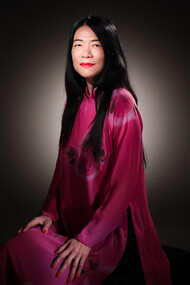 Kim Chi Pho. Je me levais, ajustais la jolie robe moulée à mon corps de top model trentenaire que j’étais alors, remettant délicatement une mèche de cheveux derrière l’oreille, je souris aux spectateurs © Andrea H Vega