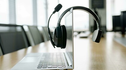 Trabalhar num call center, de suporte técnico, não é para os fracos de coração, nem de cabeça. Ao longo de alguns anos, aprende-se muito mais do que apenas como resolver problemas técnicos; aprende-se sobre paciência, empatia, e o impacto da comunicação em momentos de frustração. Se se pudesse definir tudo o que cada assistente vive durante o tempo em que lá trabalha, seria uma mistura de momentos desafiadores e recompensadores. Mas, quase sempre pode ser uma difícil jornada, para uns em pouco tempo e para outros um pouco mais