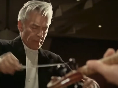 Beethoven, al sentirse tan humillado ante tales penurias, sordera y otros males, el compositor llegó a pensar en el suicidio. Pero sabemos, por el "Testamento de Heiligenstadt", que Beethoven decidió seguir con su vida. Herbert Von Karajan, dirigiendo la Berliner Philharmonika, Berlin, Alemania