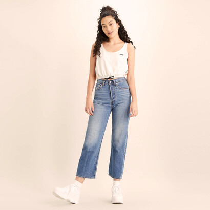 Mujer posa con unos pantalones de mezclilla