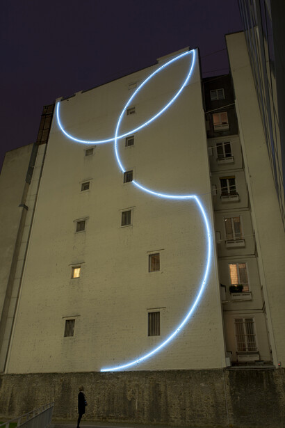 François Morellet, 3 arcs de néon inclinés à 0°-90°-45°, 2014
, Installation lumineuse pérenne
, Don de Kamel Mennour et François Morellet à l'Institut Imagine, Paris
© ADAGP François Morellet, Photo: Fabrice Seixas, Courtesy the artist and kamel mennour, Paris