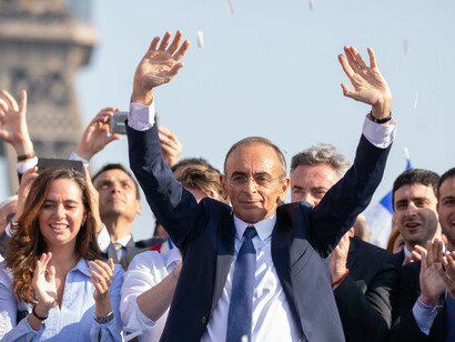 Eric Zemmour, Parigi, Francia. Per sgombrare il campo da facili conclusioni e per completezza di informazioni, c'è da dire che Eric Zemmour ripete, quando ne ha l’occasione, di amare l'Italia, la sua storia, le sue tradizioni, solo che per lui meglio sarebbero se diventassero francesi