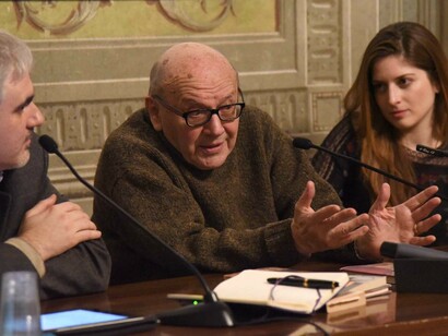 Giampiero Neri durante una conferenza