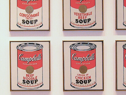 Répéter pour révéler : dans ces images familières, c’est toute une mémoire collective qui se met à vibrer, entre consommation et contemplation