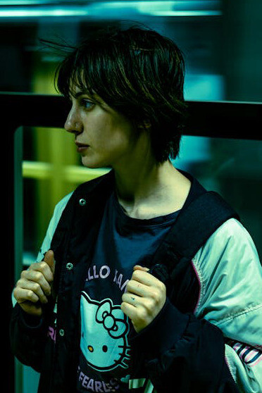 Mientras recorre la ciudad en bicicleta, su camiseta de Hello Kitty sirve como recordatorio de cómo este querido personaje trasciende generaciones y culturas.