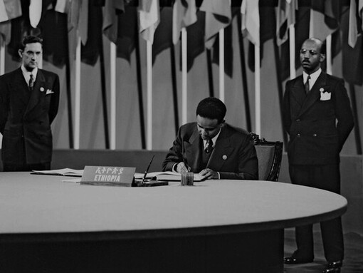 Firma de la Carta de las Naciones Unidas, 26 de junio de 1945. Entre ruinas, millones de muertos y ciudades arrasadas, la diplomacia multilateral se presentó como única alternativa frente a la barbarie