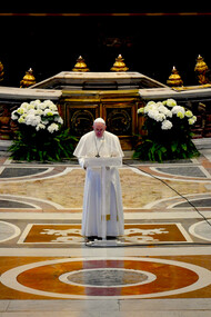 El papa Francisco durante la misa del Domingo de Resurrección celebrada en una basílica de San Pedro desierta. Foto: Vatican Media