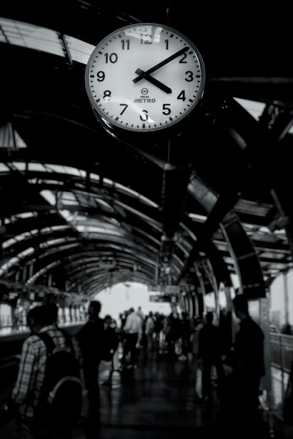 A relação entre o tempo e a linguagem destaca a limitação humana, pois, mesmo com expressões verbais, não conseguimos controlá-lo