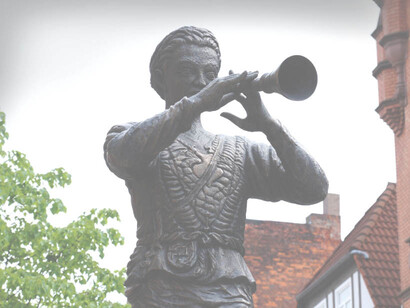 La statua del “pifferaio magico” ad Hameln, in Germania, particolare