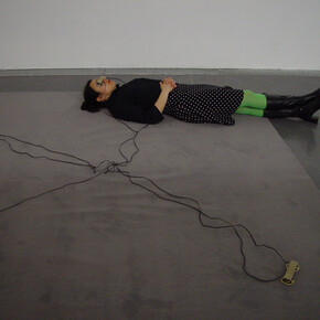 Music for the Eyes, 1981, 3 paires de haut-parleurs, reliées par du feutre blanc, câble audio, CD, lecteur CD, dimensions variables, 3 pairs of speakers, linked by white felt, audio wires, CD, CD player, variable size