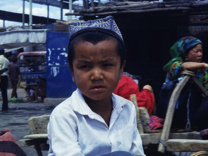 Bambino con tipico cappello uiguro