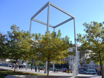 Lesseps es una plaza para las personas, un lugar para niños, enamorados y abuelos. Un buen lugar de reunión para la vida pública, un buen lugar para vivir, a pesar de todo. Barcelona. España
