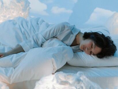 Outro ponto importante é o uso consciente da tecnologia. Não se trata de demonizar os aparelhos, mas de entender seus impactos. Hoje, fala-se em “higiene do sono”, um conjunto de práticas que inclui desligar telas pelo menos uma hora antes de dormir, reduzir a exposição à luz intensa, evitar cafeína à noite e manter horários regulares. Pequenas mudanças podem gerar grandes resultados