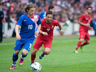 Croatia’s Luka Modrić (L) challenges Portugal’s João Moutinho (R) during an international football match between Croatia and Portugal on 10 June 2013