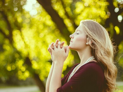 Casi nunca puede la mujer aspirar a desempeñar otro rol que no sea pasivo o de mero creyente