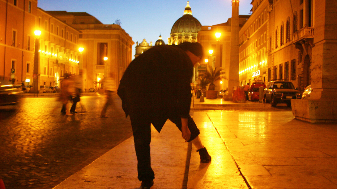 Performance di Pedro Lemebel in Via della Conciliazione a Roma, foto Paolo Angelosanto