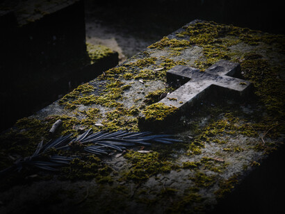 Lapida con una cruz en la quietud del cementerio