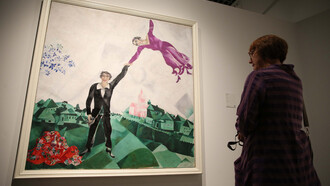 Una mujer contempla "Promenade", de Chagall, en el Museo Ruso de Málaga