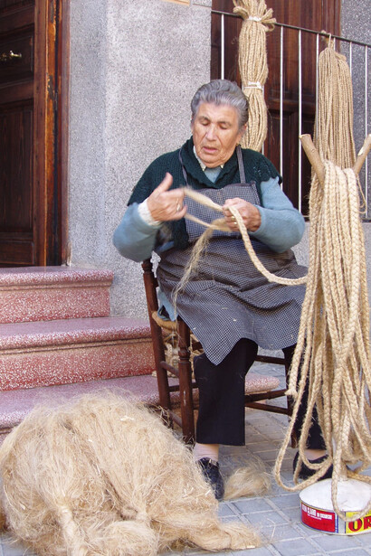 Hombre realizando trabajo artesanos con cáñamo. Foto: Roque F. Albert Lucas
