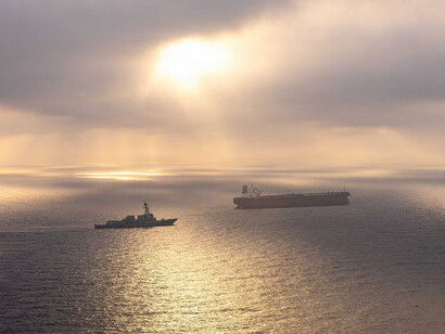 Destructor de misiles guiados impone un bloqueo marítimo a un buque con bandera iraní, 24 de abril de 2026. Foto: Armada de los EE. UU.