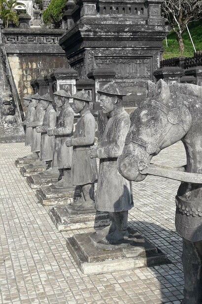 Il grande  Mausoleo di Khai Dinh, ultimo rampollo della dinastia  Nguyen, a 10 km dal centro di Hué