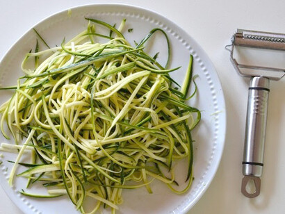 Zucchine tagliate a spaghetti