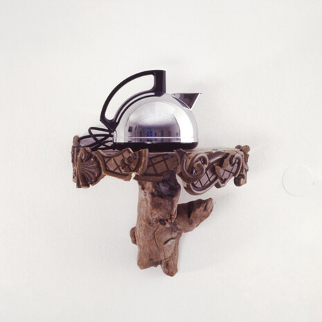 Haim Steinbach, Shelf with Kettle, 1981, Imitation plastic wood shelf with driftwood; 1950's chrome Kettle, 12 x 17 x 17 inches; 30.5 x 43.2 x 43.2 cm. Courtesy the artist and Tanya Bonakdar Gallery, New York