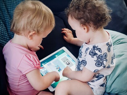 Bambini che usano il tablet: l'uso della tecnologia provoca gravi danni alle capacità espressive dei bambini 