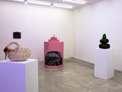 Eliana Quilla, Te busco, noche, vista de exhibición. Cortesía de Linse Galería