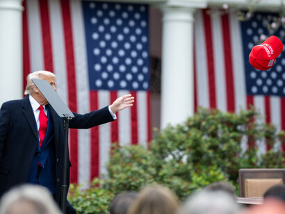 La política exterior de Donald Trump se caracteriza por una agresiva guerra comercial, especialmente contra China, con aranceles que buscan redibujar el orden económico mundial