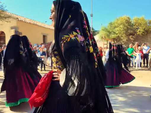 Immagine tratta dal video di Bernardina Vinci in cui ha ripreso una danza tipica sarda ballata dall'associazione culturale “Is Femminas de Arrolli”, Orroli, Sardegna