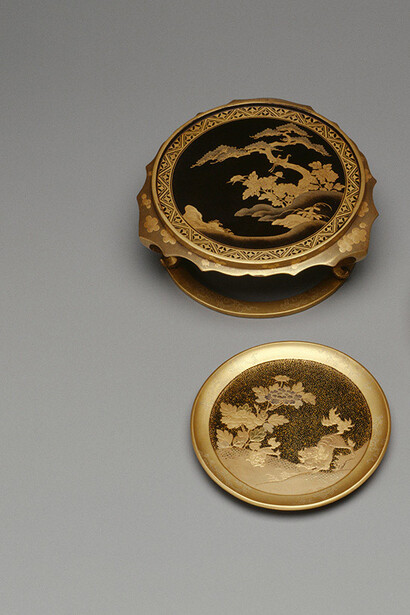 Drum-shaped Box and Stand, Japanese, Edo period, late 17th–mid-18th century, lacquer. Musée national des Châteaux de Versailles et de Trianon. Photo: Thierry Ollivier. © RMN–Grand Palais/ Art Resource, NY